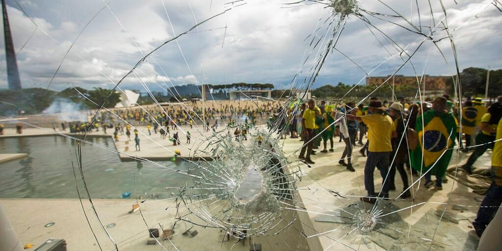PF prende acusado de furtar réplica da Constituição no 8 de janeiro